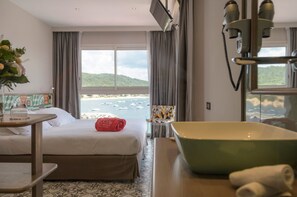 Suite, Sea View | Minibar, in-room safe, desk, soundproofing - Hôtel Le Golfe (Serra-di-Ferro)