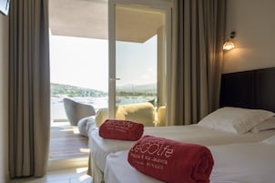 Suíte família, 2 quartos, sacada, vista para o mar | Frigobar, cofres nos quartos, escrivaninha, quartos à prova de som