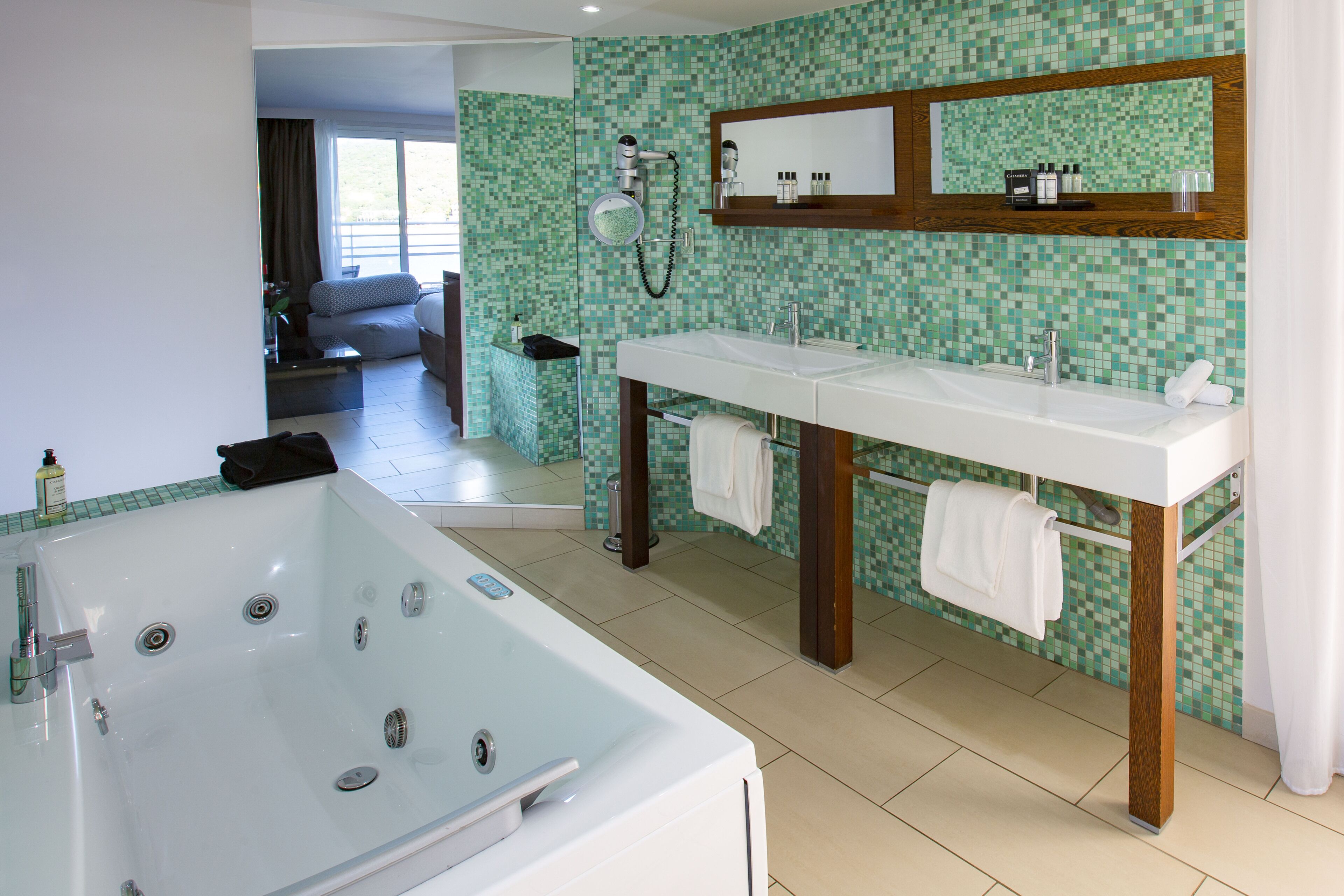 mastersuite, 2 bedrooms, balcony, sea view | bathroom | shower, rainfall showerhead, designer toiletries, hair dryer