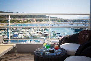 Quarto casal superluxo, sacada, vista para o mar | Frigobar, cofres nos quartos, escrivaninha, quartos à prova de som