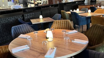 Serveert ontbijt, lunch en diner