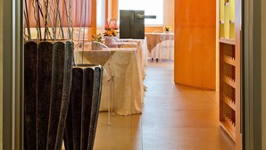 Un bar-saló modern amb un interior càlid, una zona de recepció i un espai d'estar amb taules i cadires.