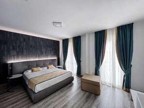 Junior Suite | In-room safe, desk, blackout drapes, soundproofing - Mediterranea Hotel & Convention Center (Salerno)