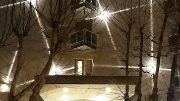 Fachada de la propiedad por la tarde o noche