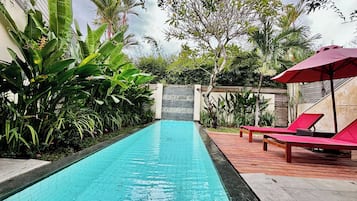 Kolam renang terbuka, payung kolam, kerusi lepak pantai