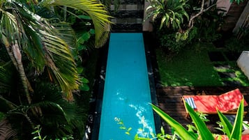Piscina externa, guarda-sóis, espreguiçadeiras