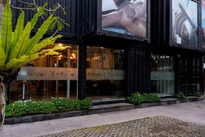 Couples treatment rooms, hot tub, body treatments, aromatherapy