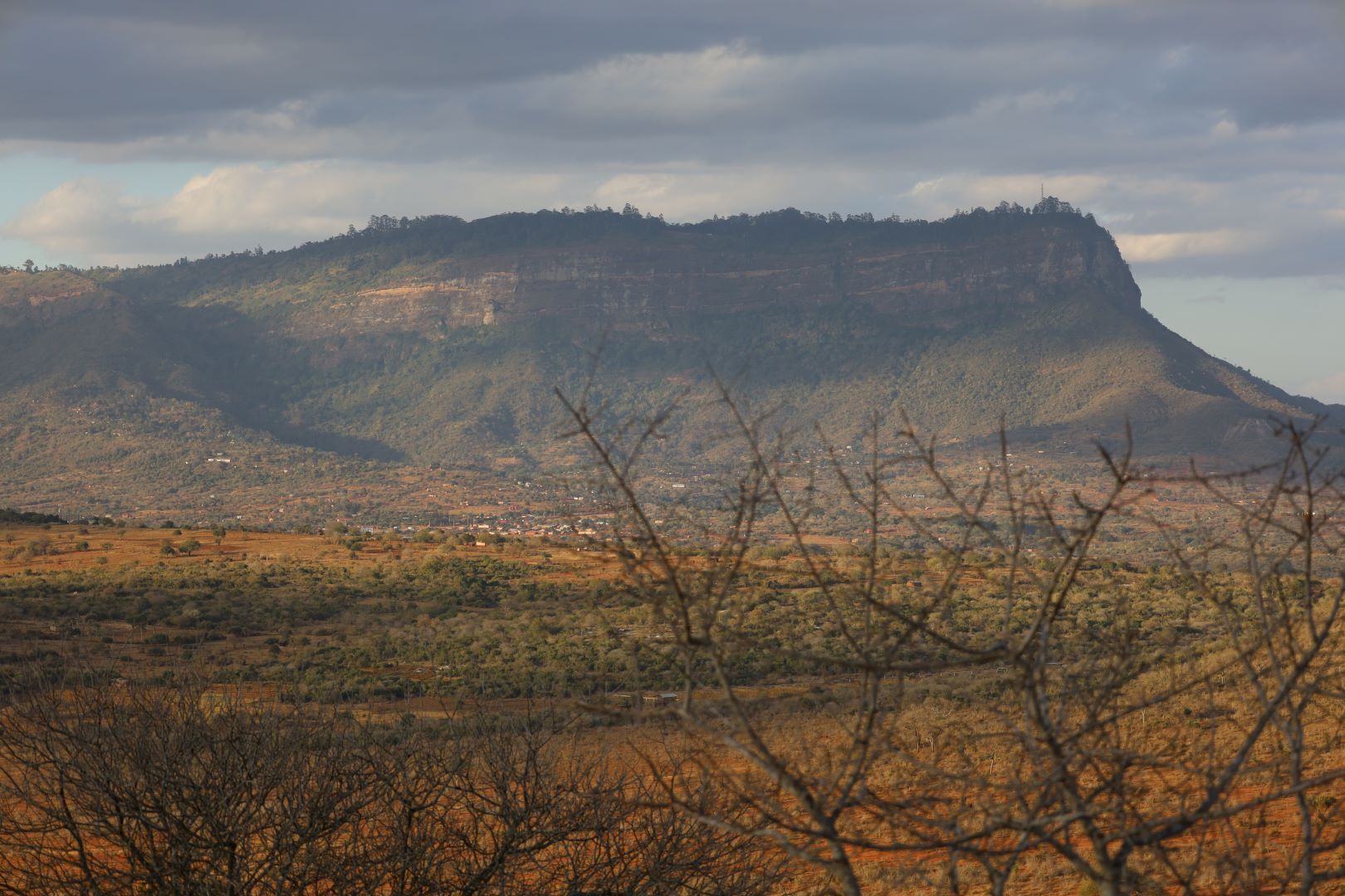 Eine bergige Landschaft mit einer Stadt am Fuße.