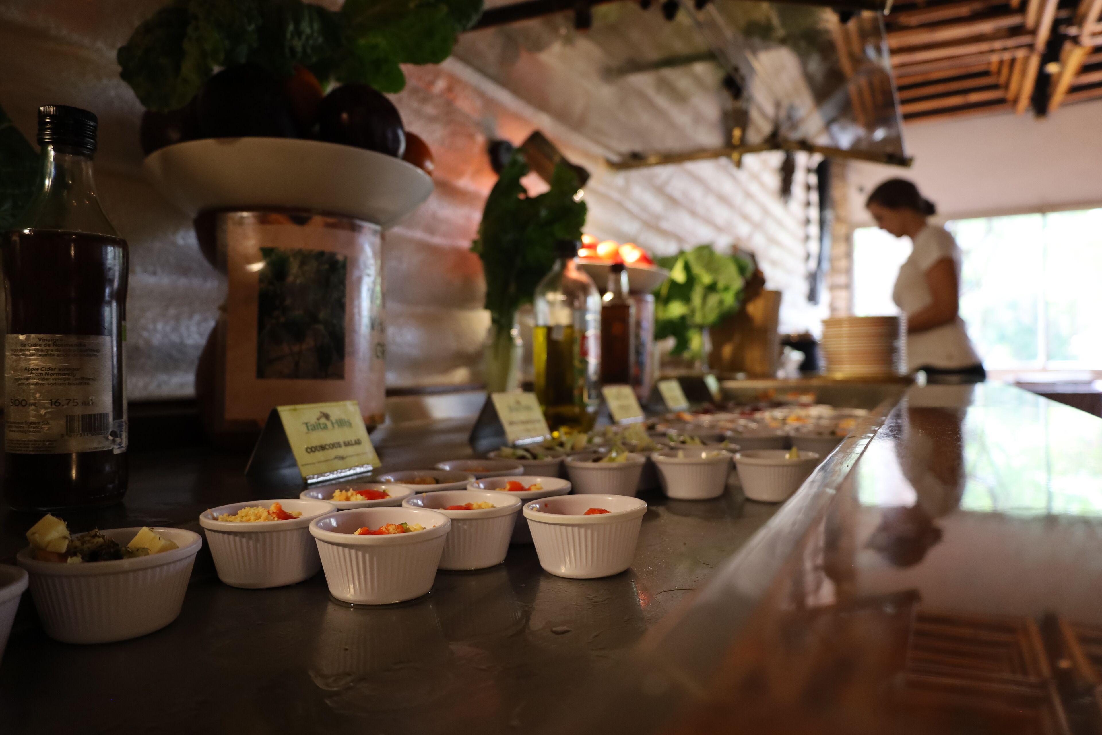 Een buffetgedeelte met diverse soorten eten en toevoegingen.