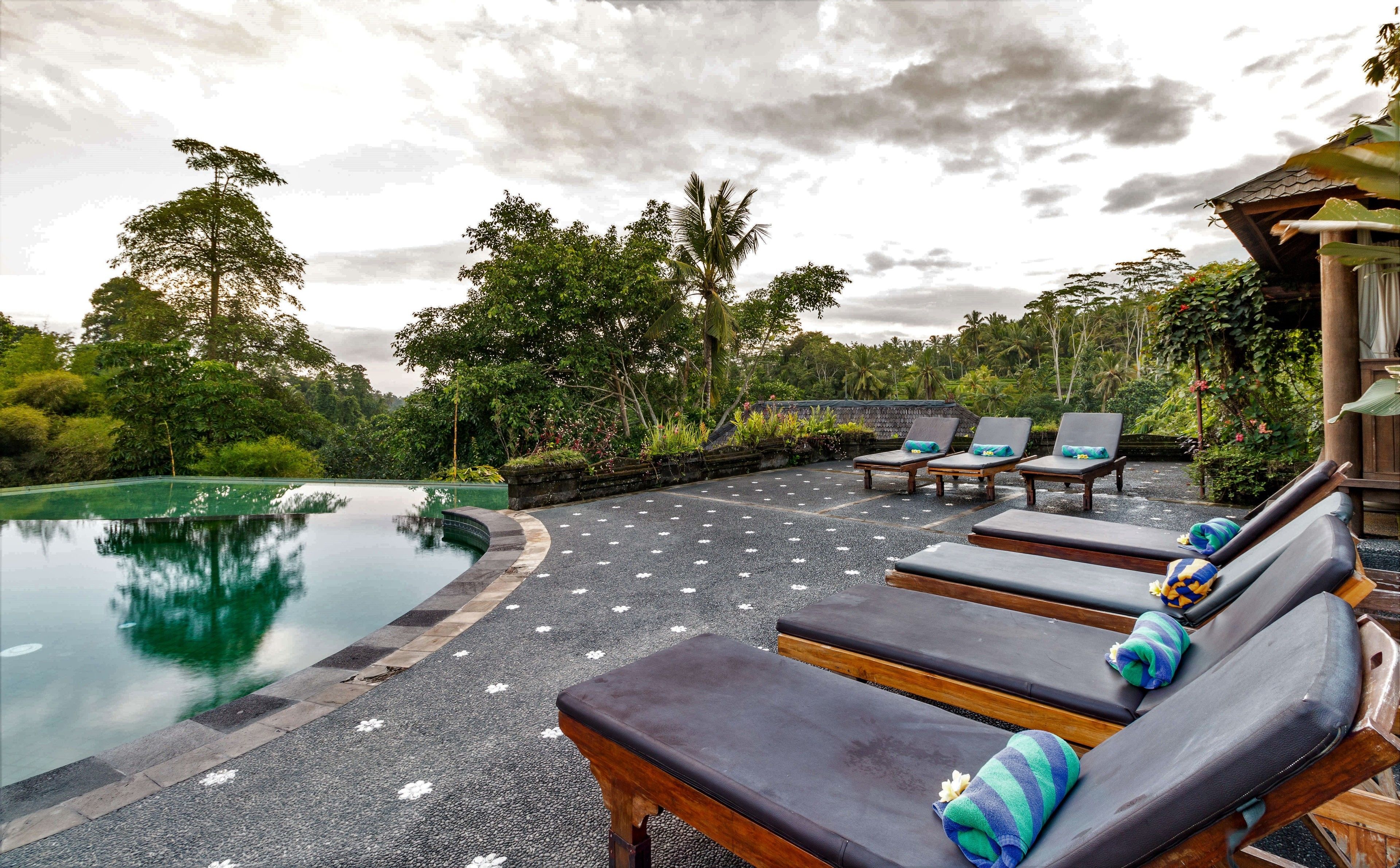 2 outdoor pools, pool loungers