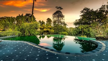 2 outdoor pools, pool loungers