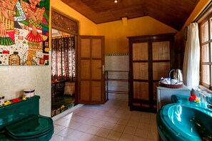 Panoramic View Villa | Badezimmer | Haartrockner, Handtücher, Seife, Shampoo
