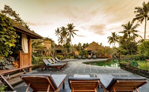 2 outdoor pools, sun loungers - Tanah Merah Art Resort (Ubud)