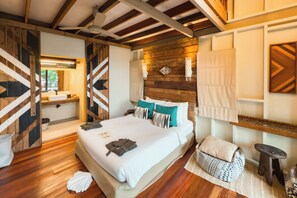 Hilltop Duplex Bungalow | Caja de seguridad en la habitación y decoración personalizada 