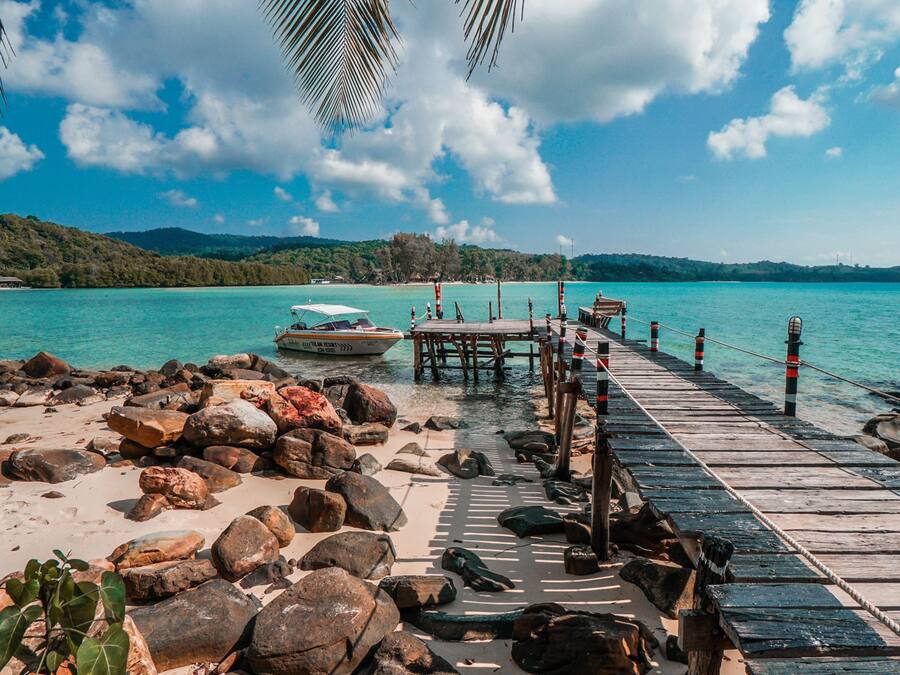 Private beach, white sand, beach umbrellas, beach towels