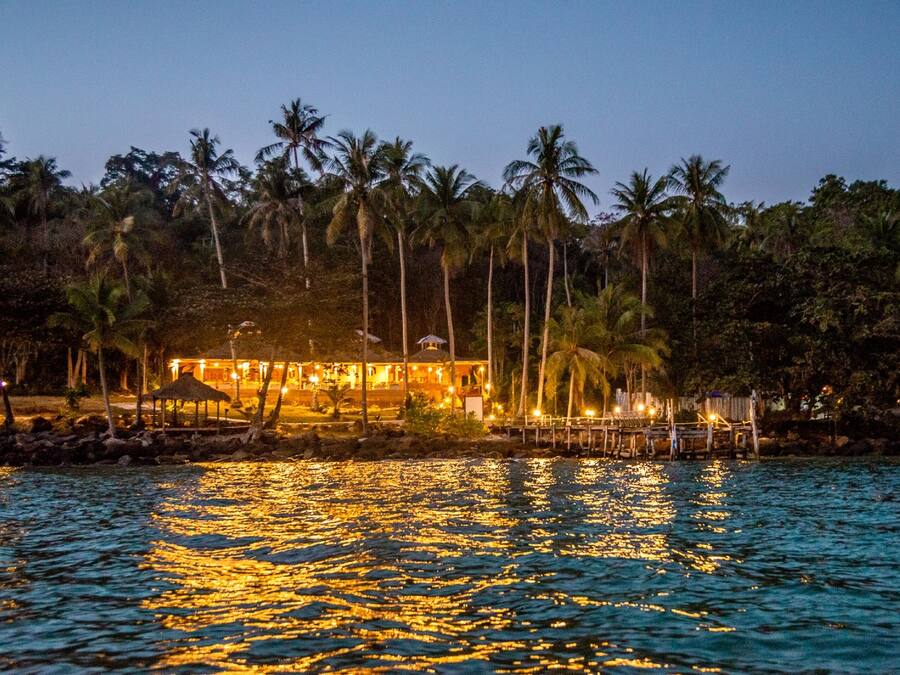 Fachada de la propiedad por la tarde o noche