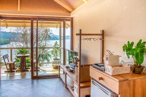 Deluxe Seaview Villa | セーフティボックス (室内)、客室ごとに異なる装飾、客室ごとに異なるインテリア、遮光カーテン