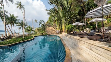 Utendørsbasseng og solsenger