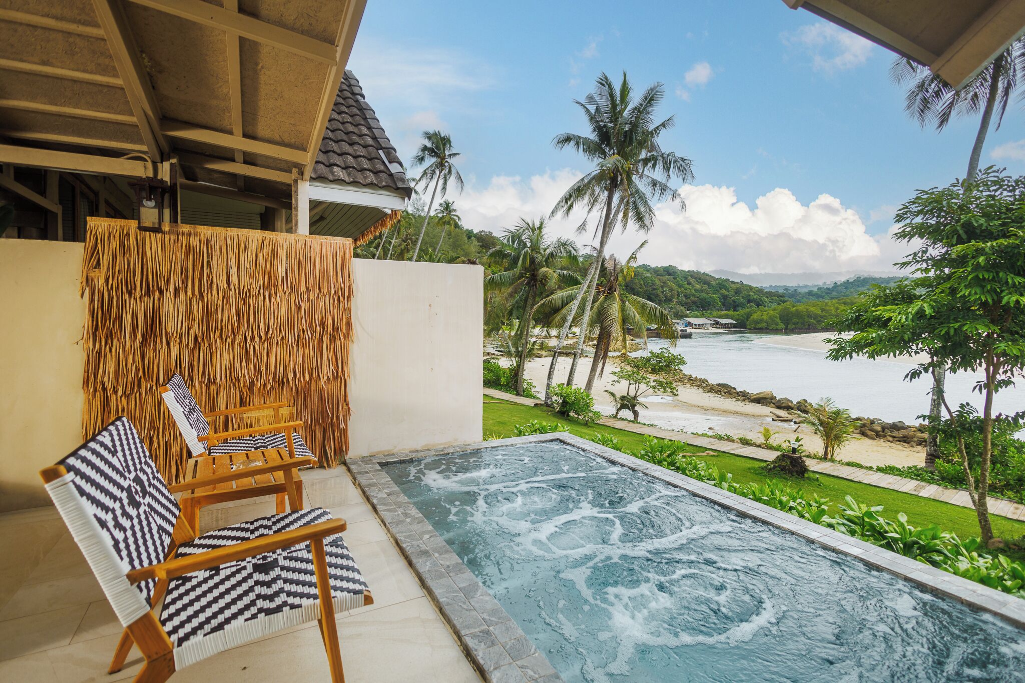 Beachfront Pool Villa | Värdeförvaringsskåp på rummet, individuell inredning och unika möbler