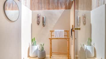 Beachfront Pool Villa | Regadera en el baño