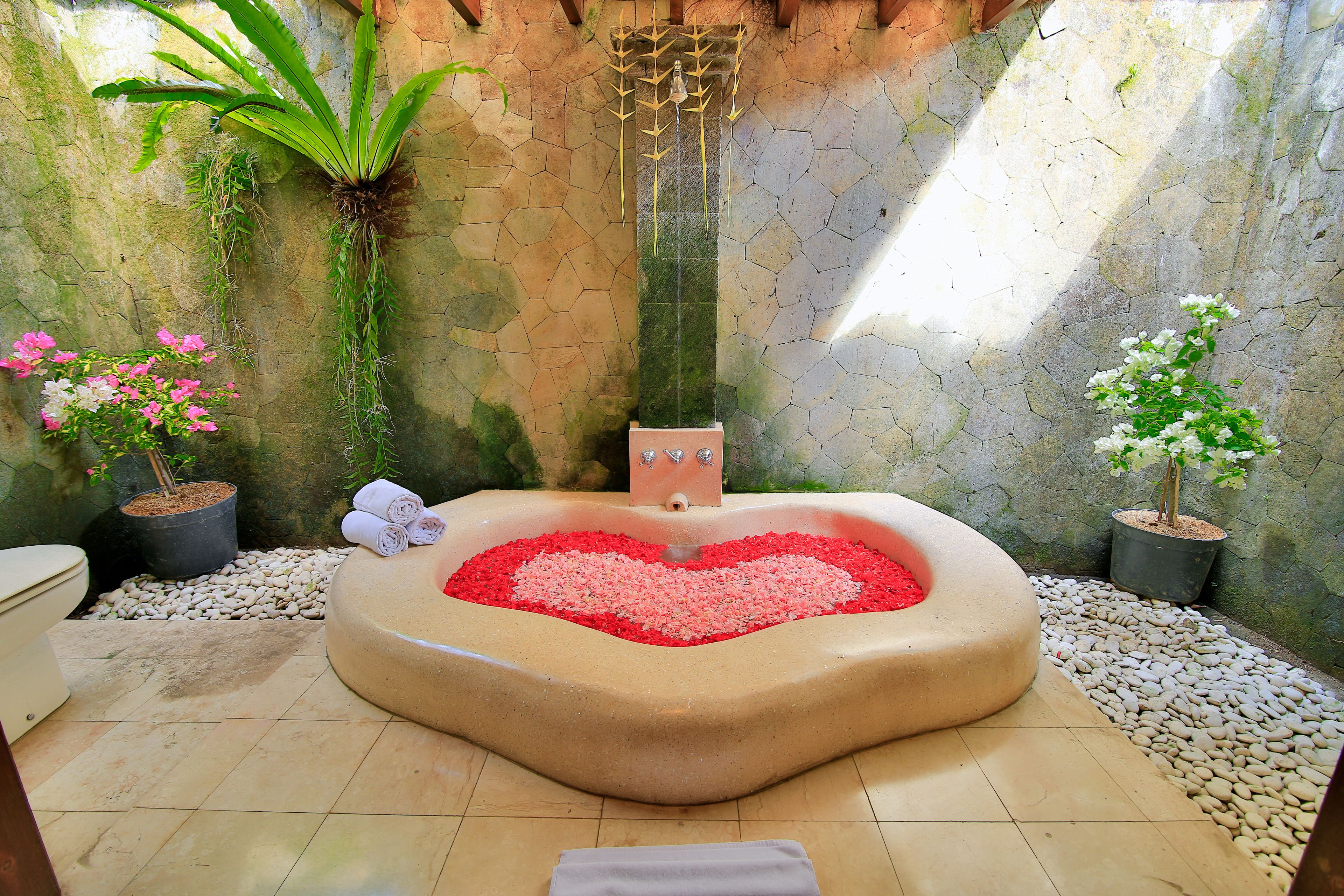 villa rice field view | bathroom | combined shower/bathtub, free toiletries, slippers, towels