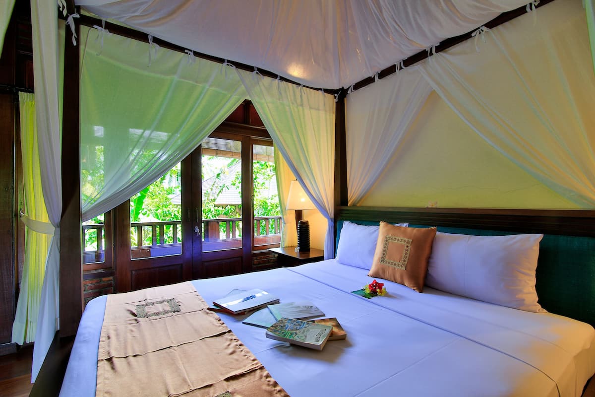 Deluxe Room, Garden View | Minibar, in-room safe, desk, rollaway beds