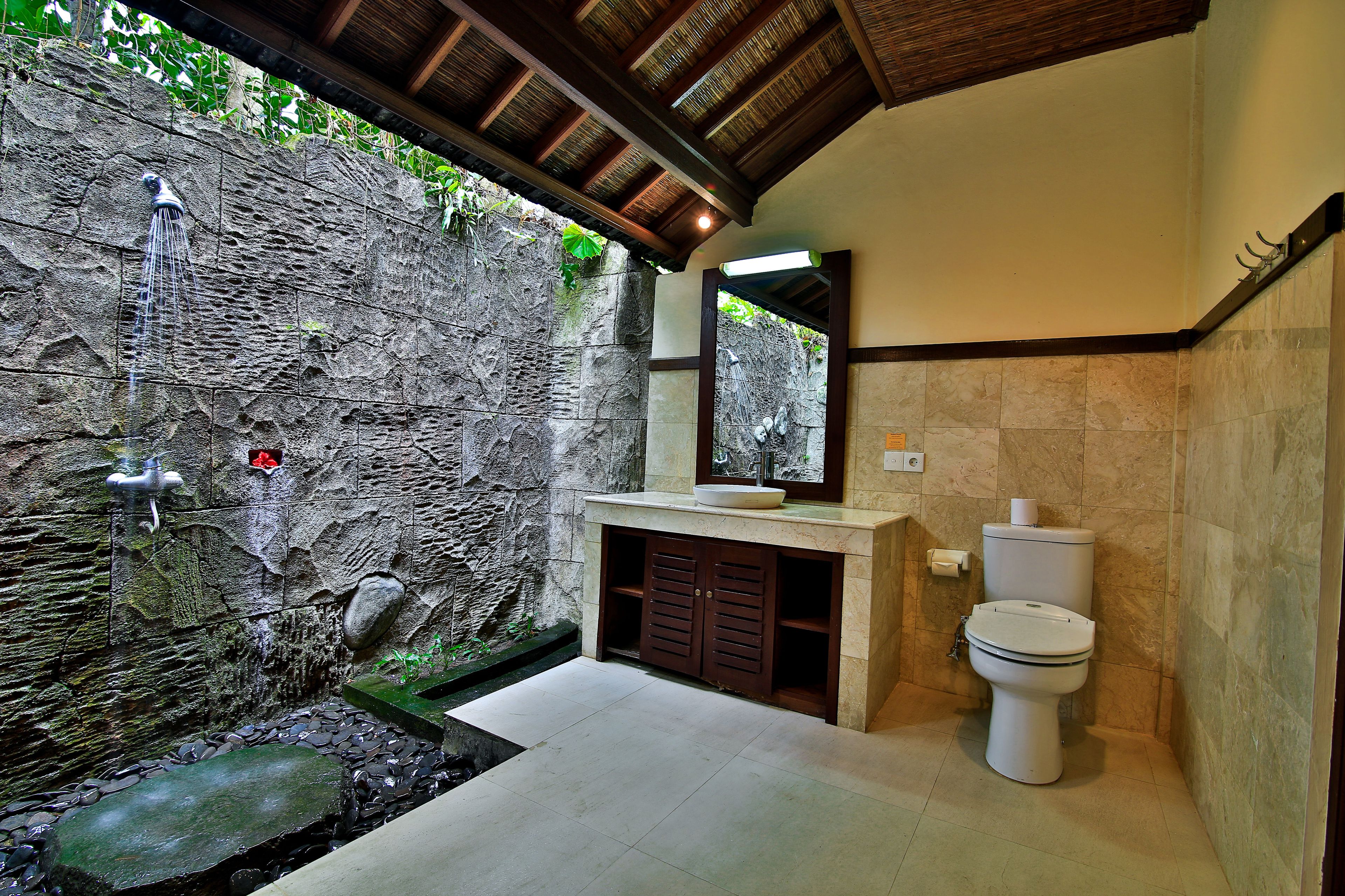 deluxe room, garden view | bathroom | combined shower/bathtub, free toiletries, slippers, towels