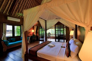 Minibar, coffres-forts dans les chambres, bureau