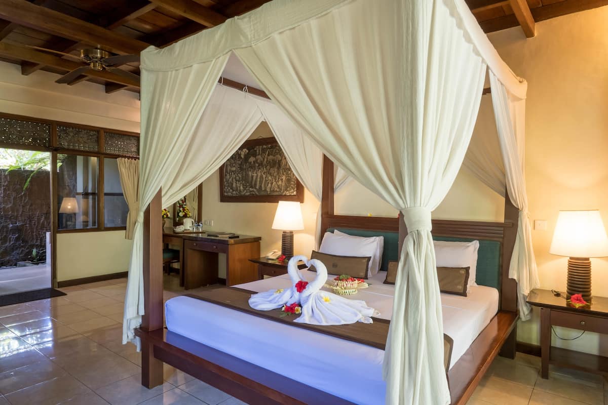 Interconnecting Room | Minibar, in-room safe, desk, rollaway beds