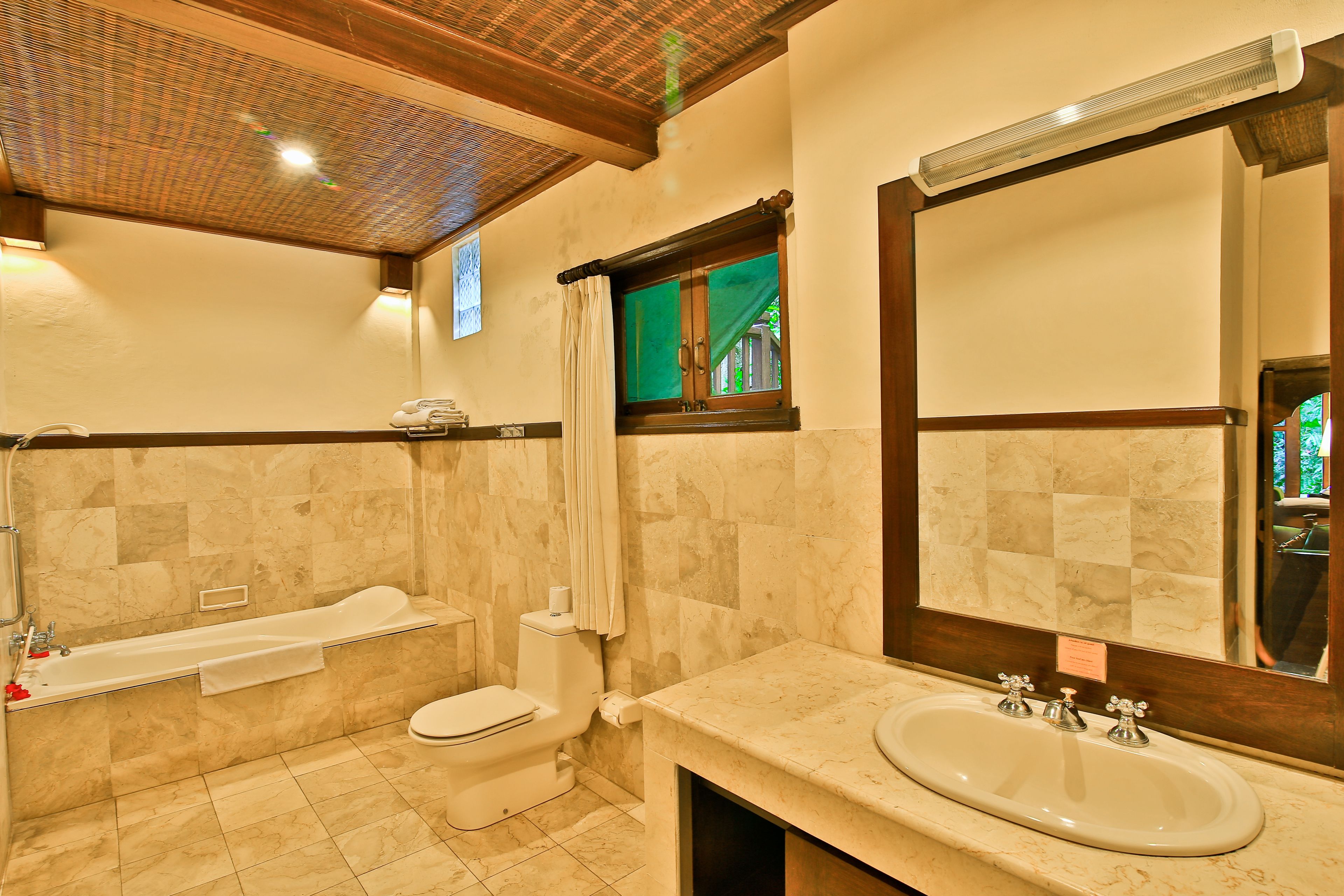 deluxe rice field view | bathroom | combined shower/bathtub, free toiletries, slippers, towels