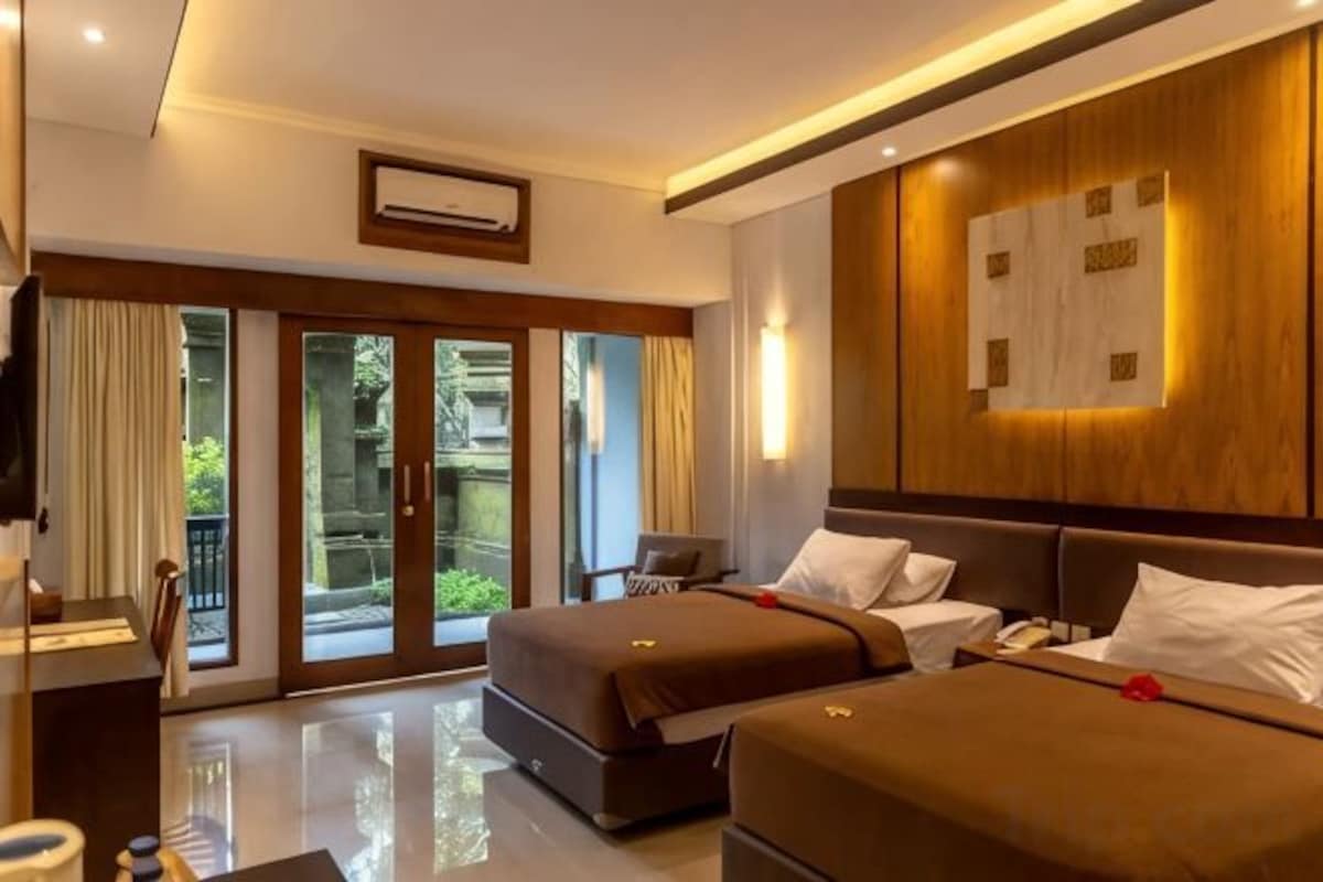 Minibar, desk, iron/ironing board (on request), WiFi (free)