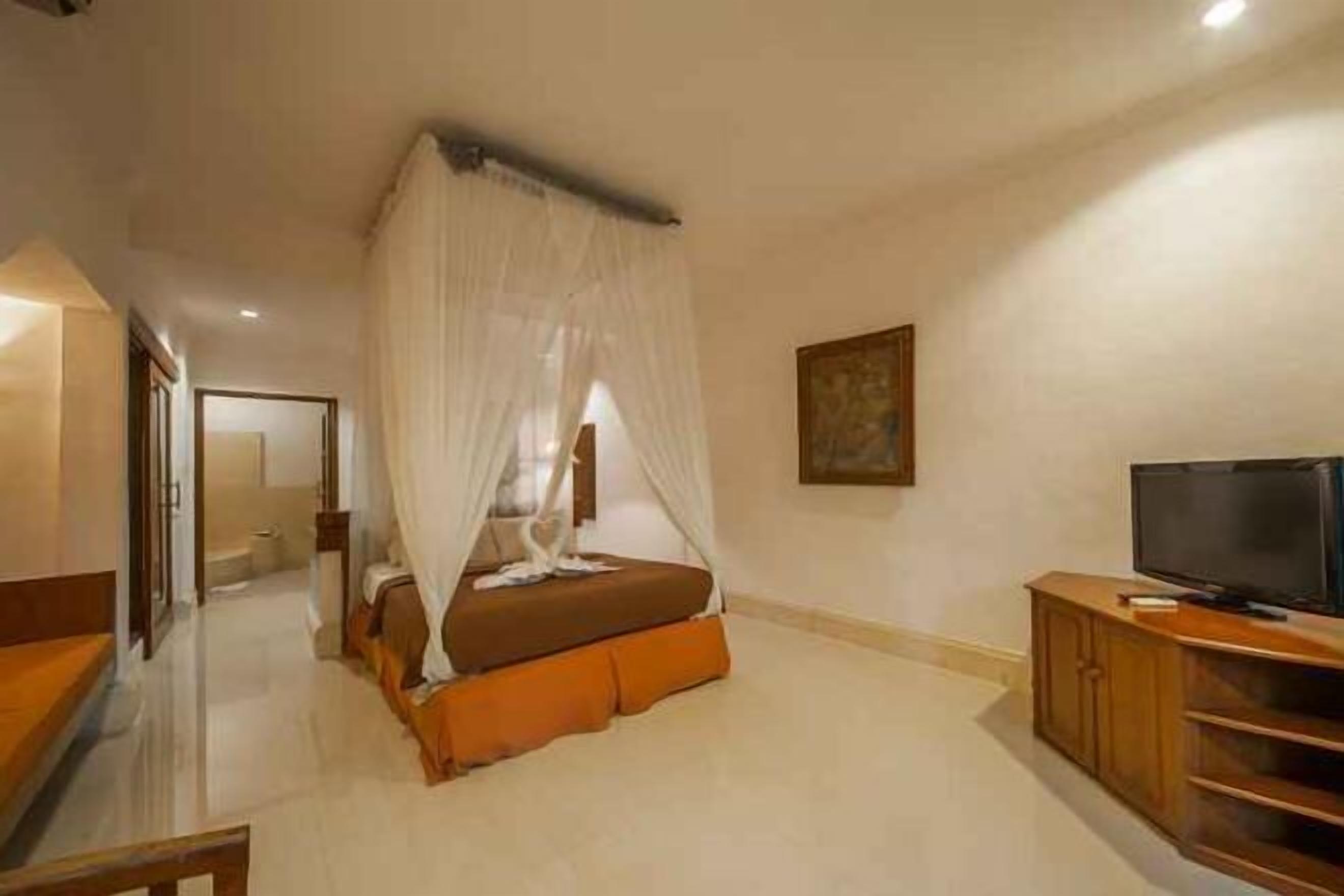 Minibar, desk, iron/ironing board, free WiFi