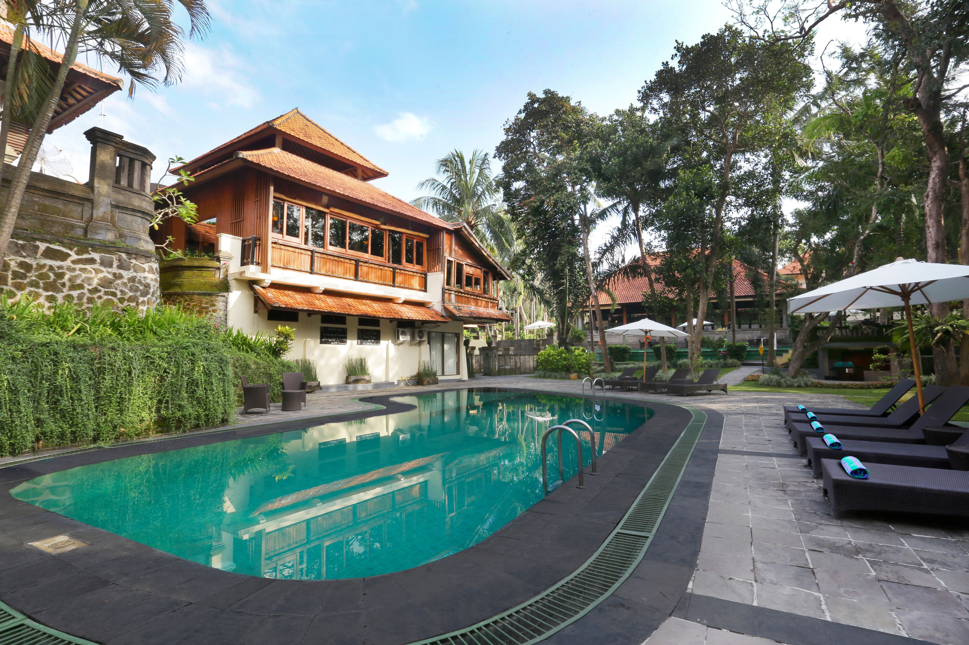 2 outdoor pools