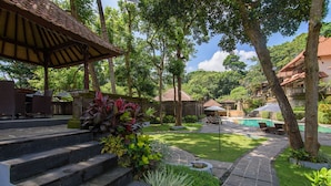 2 kolam renang outdoor