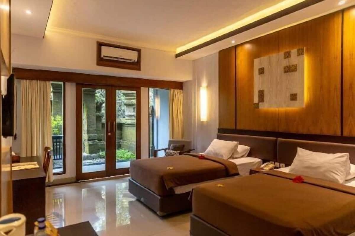 Minibar, bàn, bàn ủi/dụng cụ ủi quần áo