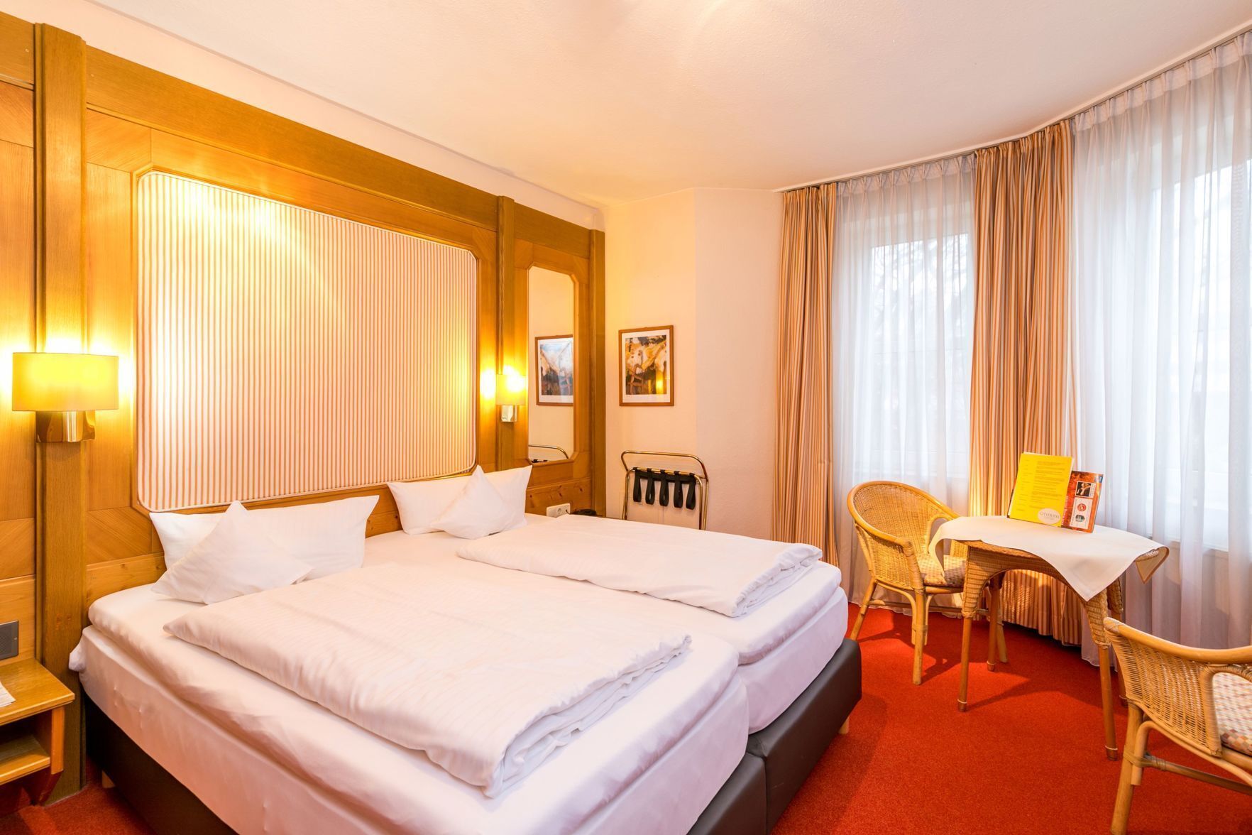 Ropa de cama de alta calidad y caja de seguridad en la habitación 