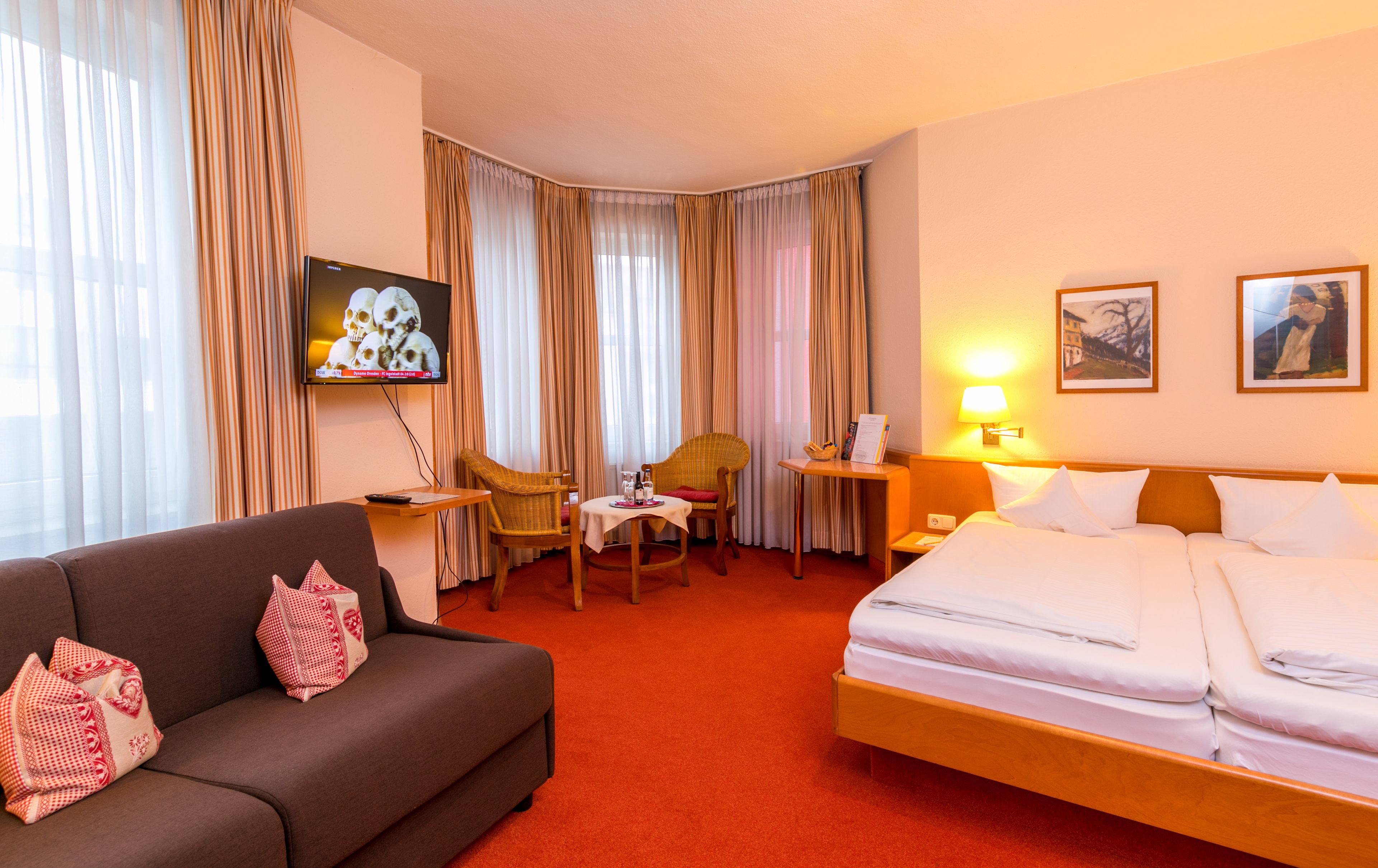 Hochwertige Bettwaren, Zimmersafe, Schreibtisch, schallisolierte Zimmer