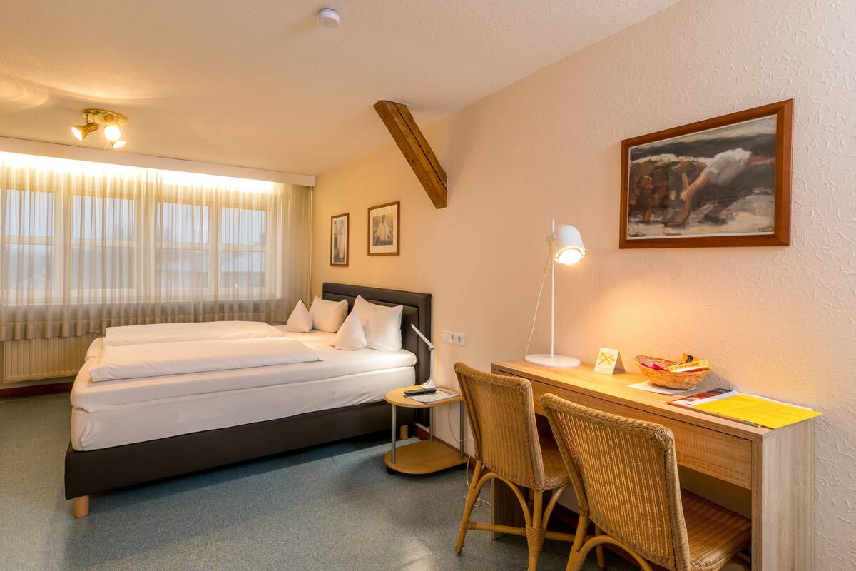 Ropa de cama de alta calidad y caja de seguridad en la habitación