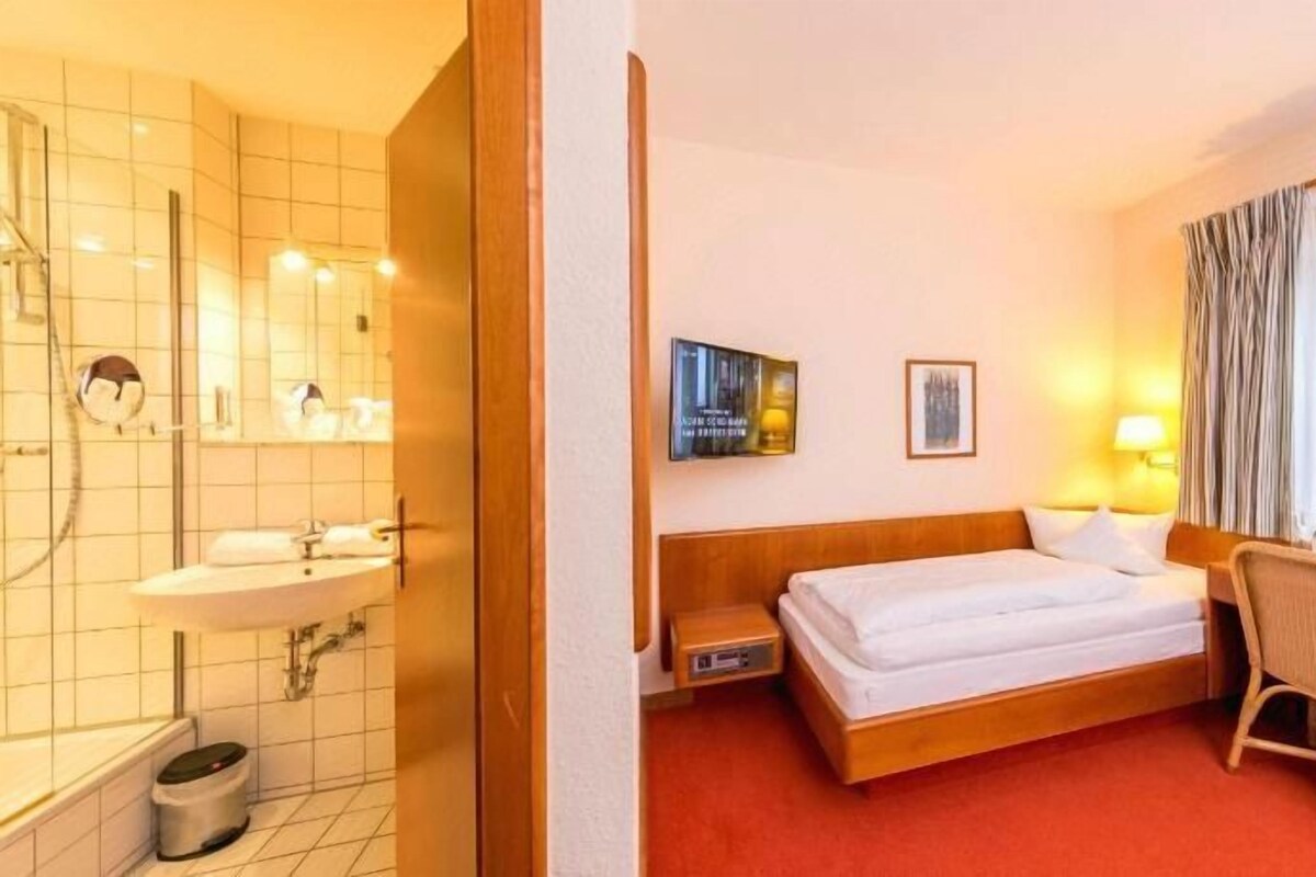 Premium bedding, in-room safe, desk, soundproofing