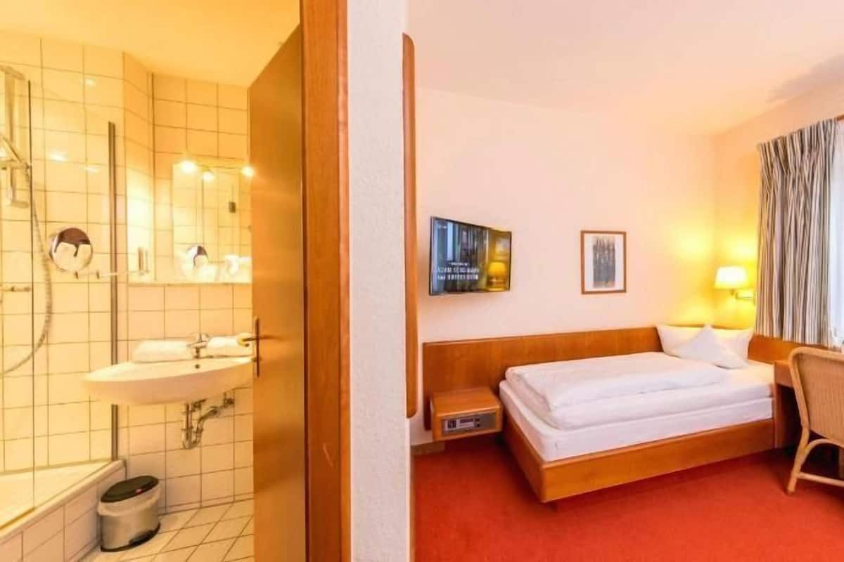 Hochwertige Bettwaren, Zimmersafe, Schreibtisch, schallisolierte Zimmer