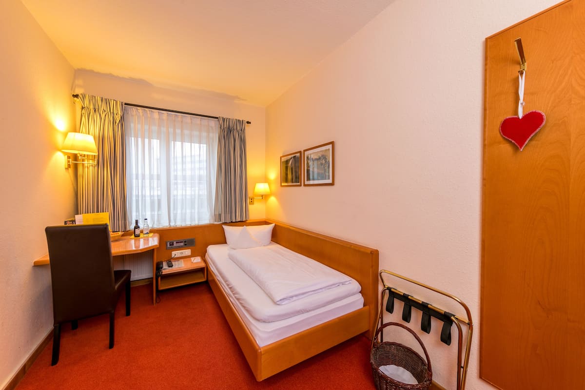 Business Single Room | Premium bedding, in-room safe, desk, soundproofing