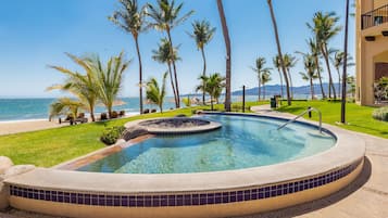 Accommodatie ligt op het strand, ligstoelen, parasols, strandlakens