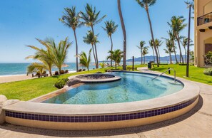 Ubicación a pie de playa, tumbonas, sombrillas y toallas de playa