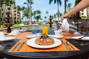 Daily buffet breakfast (USD 400 per person)