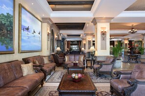 2 bares, bar en la piscina, bar junto a la piscina y bar en la playa