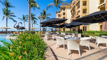 4 restaurantes; se sirven desayunos, comidas, cenas y brunch
