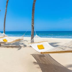 Plage, chaises longues, parasols, serviettes de plage