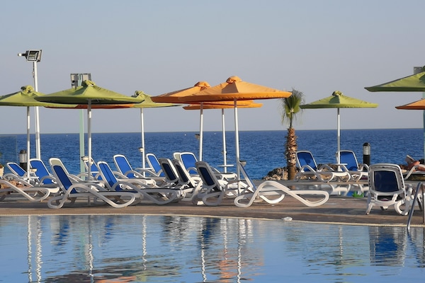 Alberca techada y alberca al aire libre