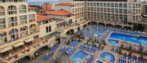 Innenpool, 3 Außenpools, Sonnenschirme, Liegestühle