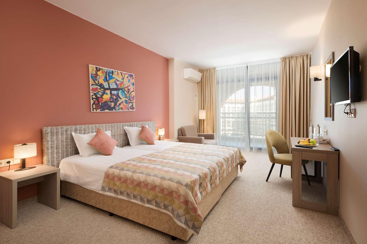 Hypo-allergenic bedding available, in-room safe, desk, blackout drapes